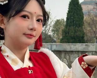 潮流与艺术的结合：51酱的油光袜及她的美图cos探索！