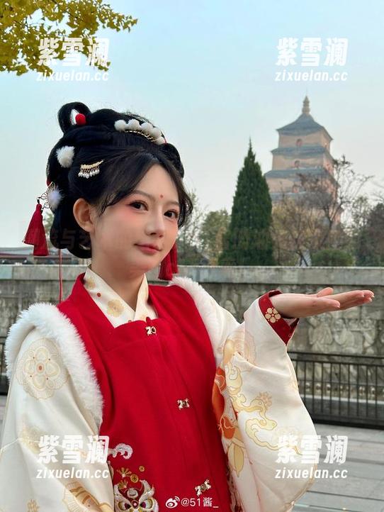 51酱 潮流与艺术的结合:51酱的油光袜及她的美图cos探索!