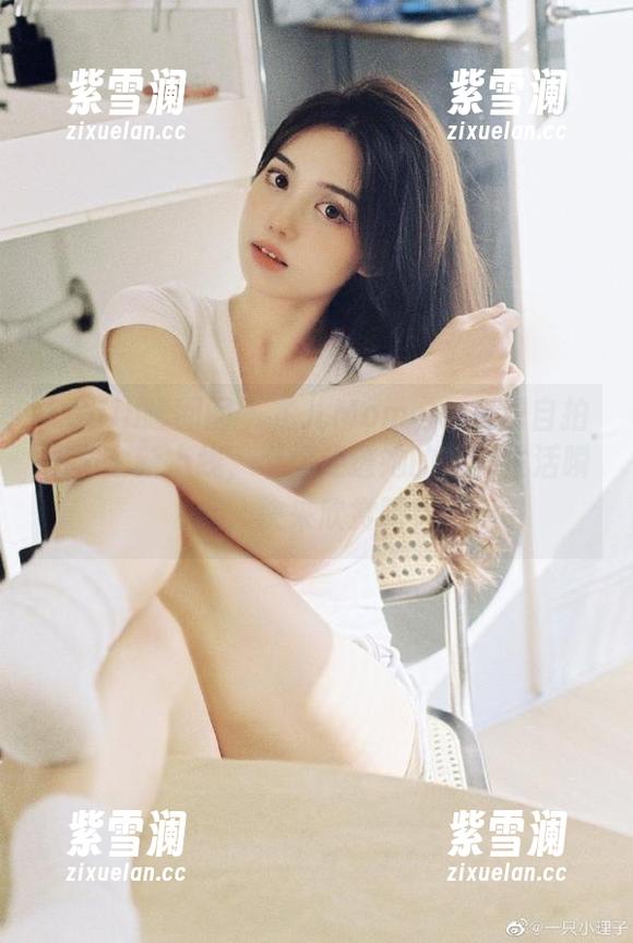 Feilin嗲囡囡-芷儿Momoko Feilin嗲囡囡 - 芷儿Momoko免费自拍图册全新上线,带你走进她的精彩生活瞬间,快来欣赏吧!