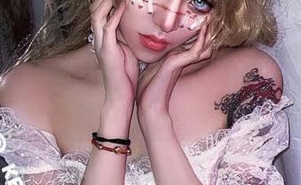 在Kettoe的双马尾写真集中，与她共同分享青春的甜美与活力