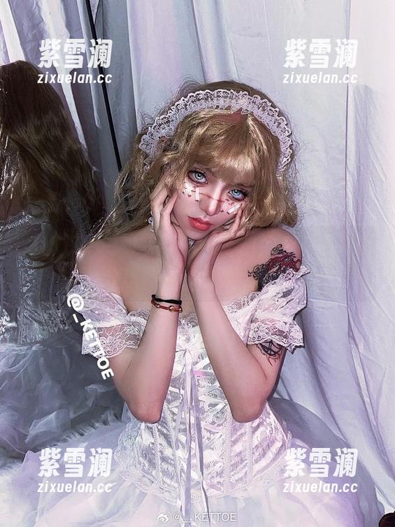 Kettoe 在Kettoe的双马尾写真集中,与她共同分享青春的甜美与活力