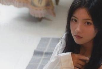 沉醉于PingPing的清纯美图图集：轻盈如春风的视觉盛宴