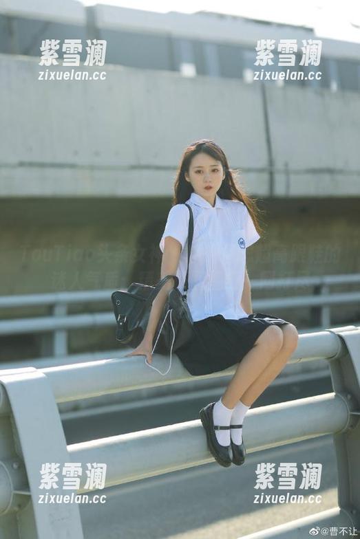 TouTiao头条女神 - 感受周思超高跟鞋的迷人气质：精美原图壁纸一网打尽