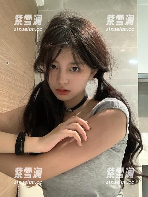 TouTiao头条女神 - 最新艾小青写真分享：狗宝宝的freestyle原图，带你走进萌物世界！
