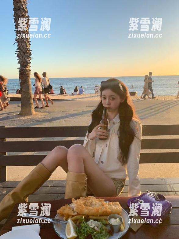 UGirls尤果网 - 走进Abby金金的教室，发现她独特的私房写真艺术