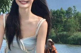 UGirls尤果网 – 想要拥有张雪馨学姐的绝美写真？赶快上网盘下载吧！