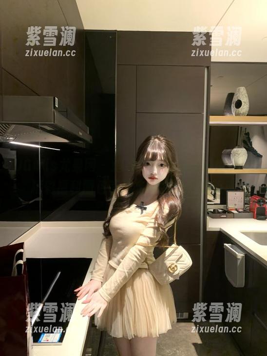 UGirls尤果网-霓梓心 UGirls尤果网 - 追寻霓梓心的透明世界,精彩福利图包带你走进她的视觉旅程