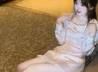 Xiuren秀人网 – Yomi悠蜜眼镜写真精品网盘合集，见证她的风格与魅力