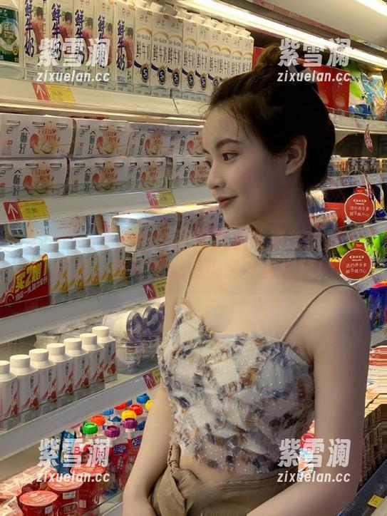 Xiuren秀人网 - 把海风和笑声装进高清图库：可可芝的海边写真大揭秘！
