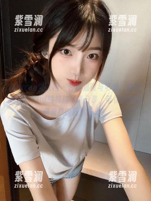Xiuren秀人网 - 怀抱温暖与可爱，孟狐狸FoxYini的棉袜写真分享，带你走进充满爱意的图片世界！