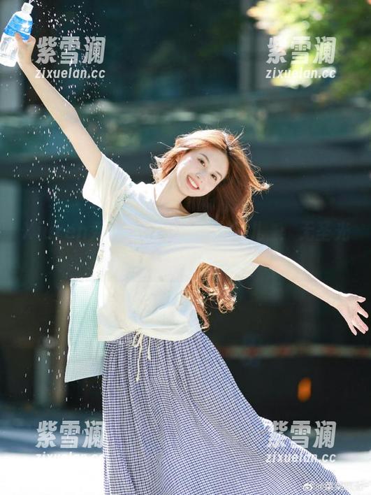 Xiuren秀人网 - 教室里的玥儿玥：无圣光写真中的甜美笑容