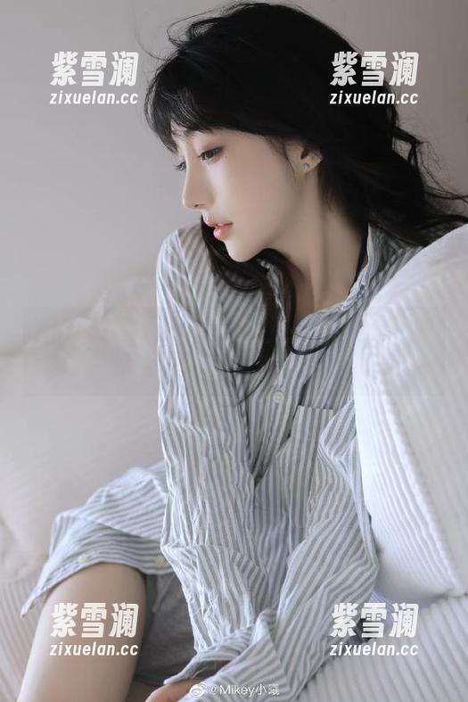Xiuren秀人网-谢小蒽 Xiuren秀人网 - 在谢小蒽的镂空文章中,体验写真作品的诗意与美感