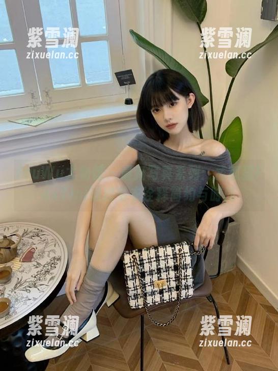 YouWu尤物馆 - 最新写真系列：孟狐狸FoxYini通过毛衣诠释简约与时尚