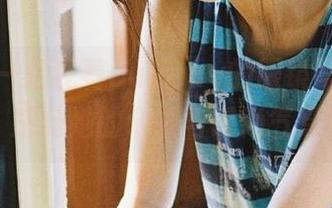 让我们一起观看puypuy的眼镜写真原图，感受她的个性与时尚气息！