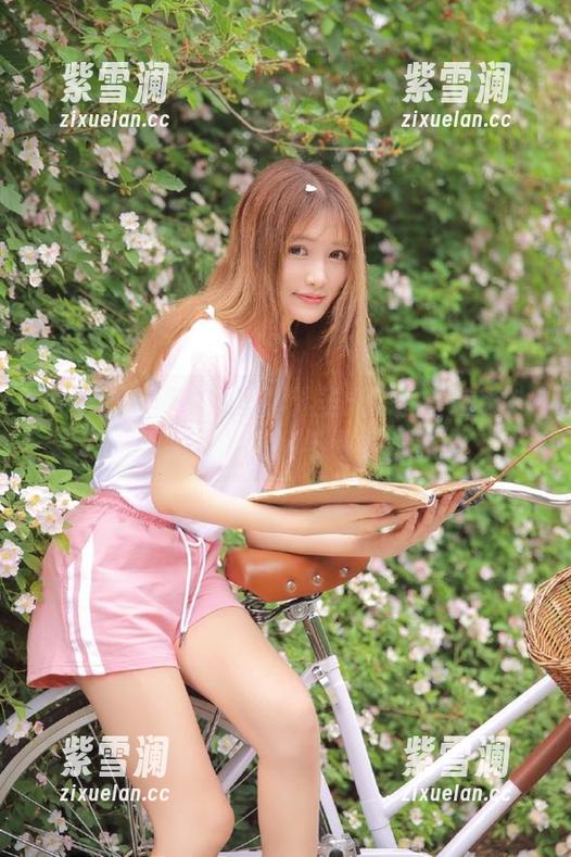 丽柜 - 文静泳衣写真无圣光原图：在镜头下绽放的真实与温柔绮丽