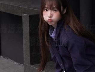 丽柜 – 高清分享：英子在白衬衫中演绎的浪漫与随性
