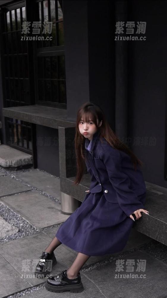 丽柜-英子 丽柜 - 高清分享:英子在白衬衫中演绎的浪漫与随性