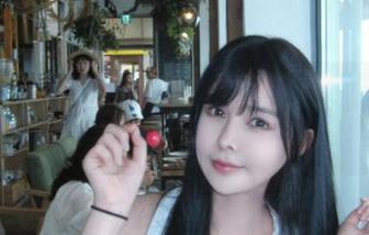 “亚马逊鲶鱼”女孩图集精选：自嘲与幽默完美交织的绝美瞬间