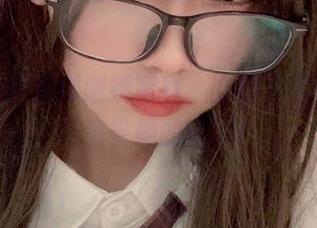 全套你的负卿眼镜写真，立即下载，带回家感受她的风采！