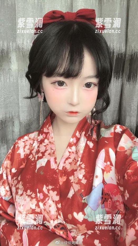 高清写真探秘：佳佳酱ovo在蓝色吊带体操服中自信绽放魅力