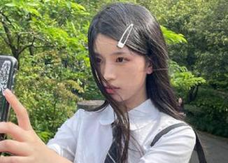 克拉女神 – 告别寒冬，妮子的毛衣形象原图带来满满温暖福利！