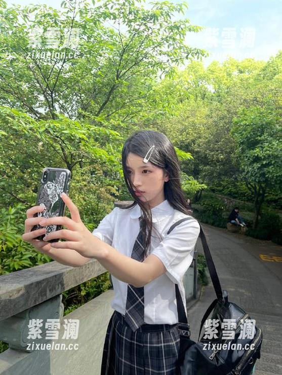 克拉女神-妮子 克拉女神 - 告别寒冬,妮子的毛衣形象原图带来满满温暖福利!