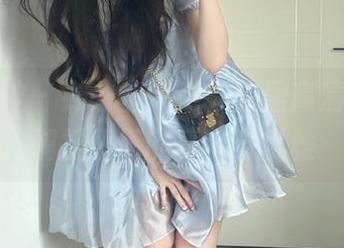 克拉女神 – 办公室风采：盈盈高清图包，捕捉职场的真实与优雅