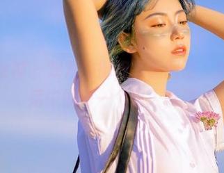初夏女神 – 双双的御姐写真图册，捕捉生活中的每一个动人瞬间