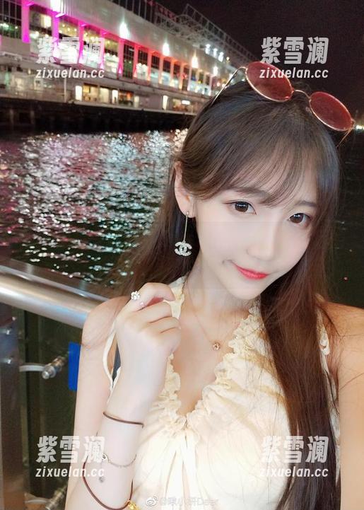 啾小妍Deer 独家揭秘:啾小妍Deer秘书艺术照背后的故事和精彩作品原图!