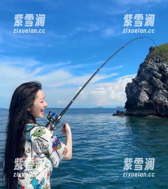 体验喵写真的魅力：毛茸茸睡衣下的白丝原图与壁纸