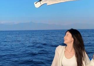 喵糖映画独家精选花园白裙写真，展现女性独特魅力与自然风情