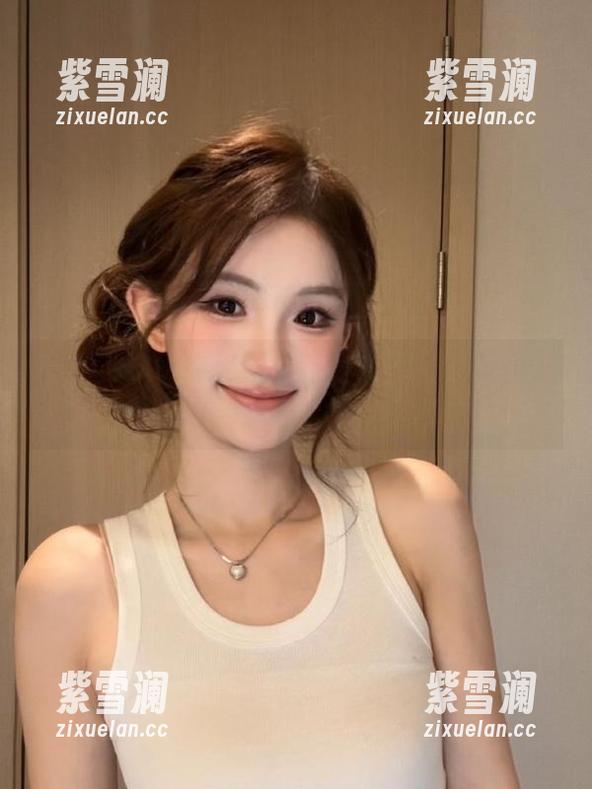 头条女神-梁芮溪 头条女神 - 梁芮溪独特瑜伽魅力:无圣光图包诠释心灵与身体的和谐