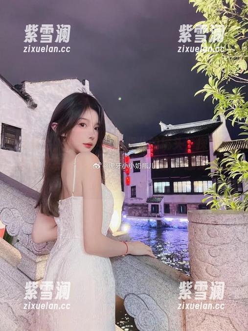 小小奶瓶儿 在天台,跟随小小奶瓶儿的镜头,探索她丰富多彩的作品集及珍贵资源,感受生活的真实之美。