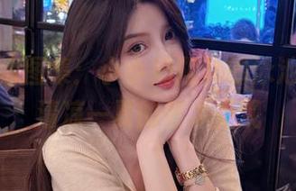 精美高清图集：小小奶瓶儿的泳池瞬间，清凉一夏的艺术呈现