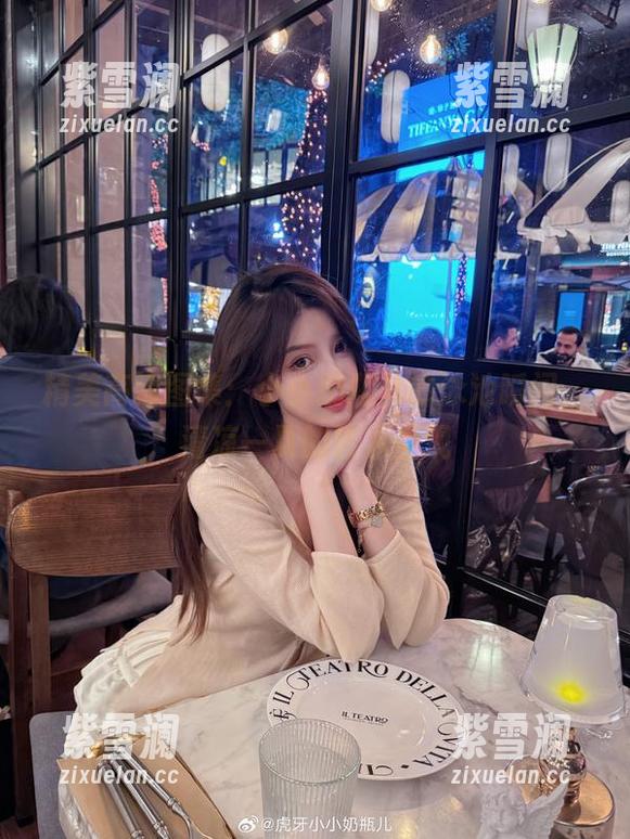小小奶瓶儿 精美高清图集:小小奶瓶儿的泳池瞬间,清凉一夏的艺术呈现