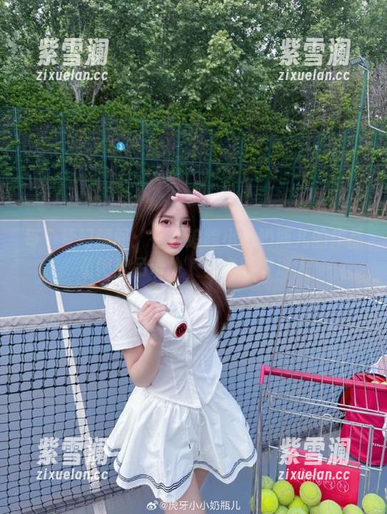 小小奶瓶儿 每个梦幻瞬间:在线追踪小小奶瓶儿的作品《纯欲吊带》,真实而又迷人