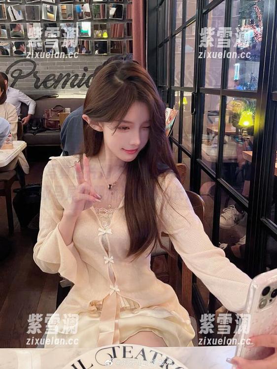 小小奶瓶儿 最新写真照片揭秘:与小小奶瓶儿一起走进双马尾制服师生剧情加长版的世界!