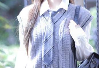 少女秩序 – 在无圣光的背景中，小鱼的温柔写真传达无尽温情