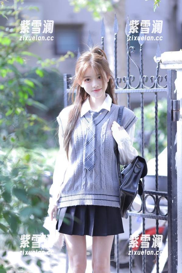 少女秩序-小鱼 少女秩序 - 在无圣光的背景中,小鱼的温柔写真传达无尽温情