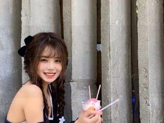 尤果网 – 心儿在教室里的高清写真，免费下载丰富内容，捕捉青春的每一个动人瞬间！