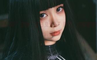 观看“末夜787”全新“红色兔女郎”图包，感受视觉的冲击与温柔