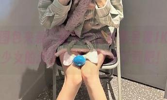 超清图包来袭，森萝财团独家呈现JK黑丝少女的迷人瞬间，快来下载吧！