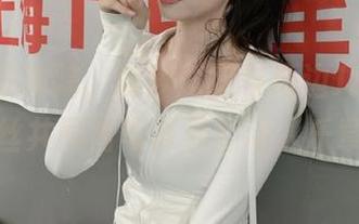 最新图集追踪，森萝财团与海边JK制服白丝共同谱写青春的动人乐章