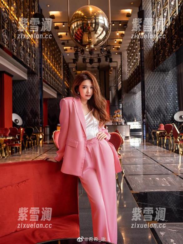 源纱希喵喵喵 与源纱希喵喵喵一同探索定制职业装写真之美,感受职场魅力