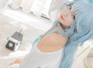回忆里的校园：狐萝卜呦带来的高清校服COS，展现青春的无限可能