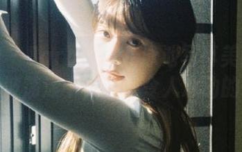 秀人网 – Barbie可儿泳池写真美图合集：水波荡漾中，那些令人心动的瞬间