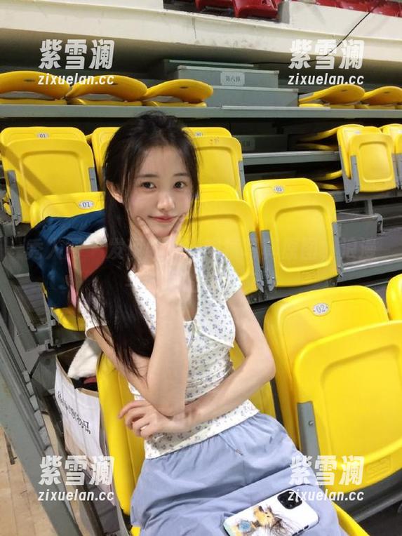 秀人网 - 发现叶梦轩眼镜写真原图，浪漫与时尚的完美交融