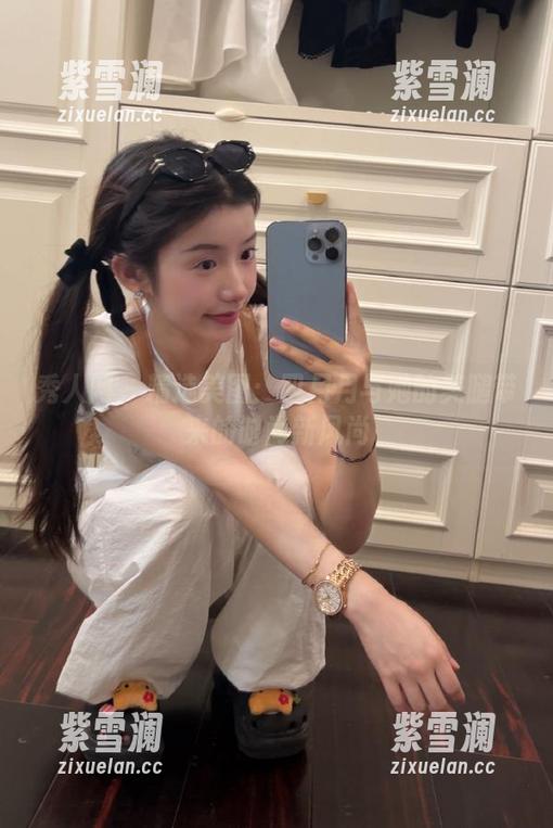 秀人网-四月月 秀人网 - 精选美图:四月月与她的美腿带来的时尚新风尚