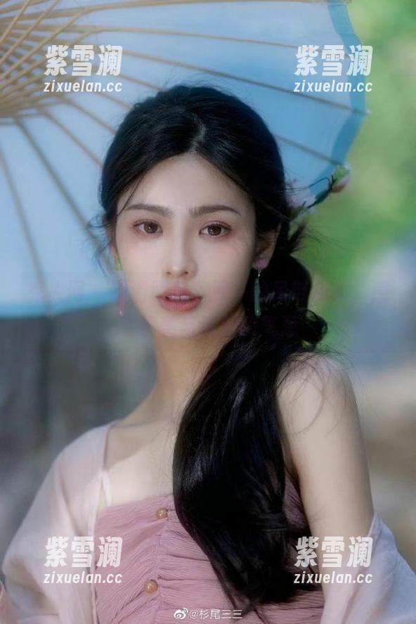 秀人网-恩一 秀人网 - 高清图册:恩一的吊带写真,感受唯美与清新的气息