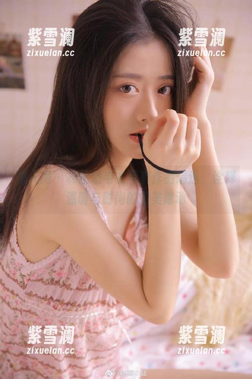 秀人网-林悠悠 秀人网 - 林悠悠毛衣写真作品精选,诠释温暖与时尚的完美律动